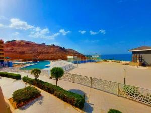 アインソフナにあるدوبلكسのプールと海のあるリゾート