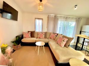 カルバリにあるSalty Blue Beach Houseのソファとテーブルのあるリビングルーム
