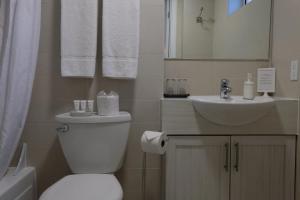 Koupelna v ubytování Au Petit Hôtel + 21 fotografií