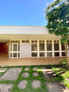 阿西斯Descomplica Hostel的有很多窗户的大楼