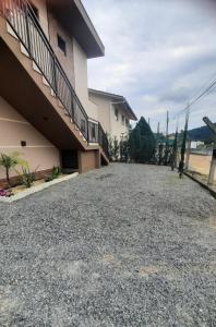 a driveway of a house with a building at Apartamento de dois quartos centro de Pomerode in Pomerode