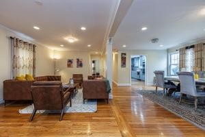 una sala de estar con un sofá y una mesa en Extremely Spacious Home 10 Mins to The Encore, en Medford