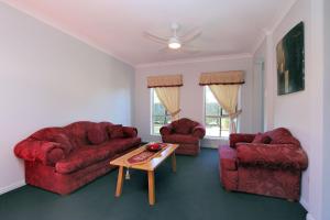 Χώρος καθιστικού στο 114 Woongarra Scenic Drive