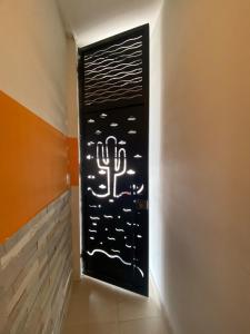 eine Tür mit einem auf die Wand gemalten Kaktus in der Unterkunft Loft Marinês in Campina Grande + 8 Fotos