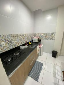 eine Küche mit Spüle und Herd in der Unterkunft Loft Marinês in Campina Grande