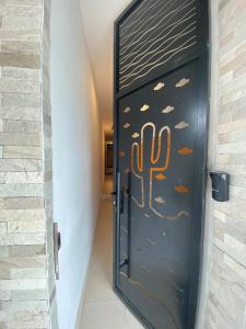 eine Tür mit einem darauf gemalten Kaktus in der Unterkunft Loft Marinês in Campina Grande