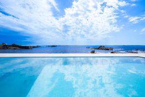 una piscina con vista al mar en ビーチテラス房総, en Futtsu