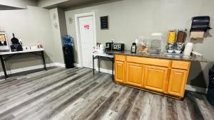 eine Küche mit Holzschränken und einer Arbeitsplatte in der Unterkunft Town Centre Inn - Parry Sound in Parry Sound