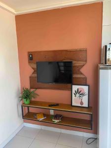 ein Wohnzimmer mit einem Fernseher an der Wand in der Unterkunft Loft Luiz Gonzaga in Campina Grande