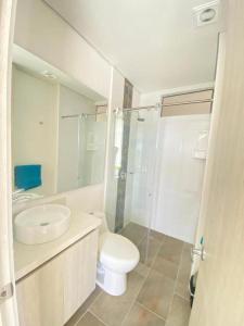 ein Badezimmer mit Toilette, Waschbecken und Dusche in der Unterkunft Magnífico apartamento, Santa Marta sector Irotama in Santa Marta