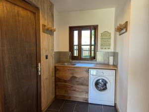 a kitchen with a washing machine and a sink at Gîte pour 11 pers. avec piscine, jardin clos et animaux admis - FR-1-653-277 in Écuras