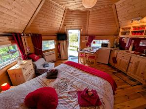 Katil atau katil-katil dalam bilik di Kota rouge climatisé, séjour nature pour deux près de la Saône - FR-1-583-394