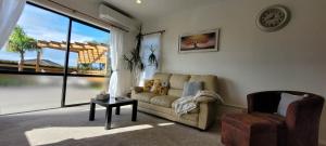 Uma área de estar em Elevated Family Sized Guest-house with Beautiful Views