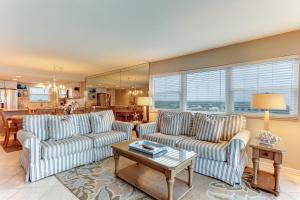 Зона вітальні в 7th Floor Corner property on the top floor with easy beach access Exclusive fishing pier