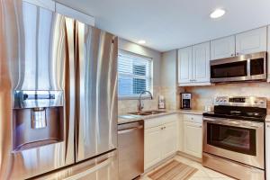 Кухня або міні-кухня у 7th Floor Corner property on the top floor with easy beach access Exclusive fishing pier