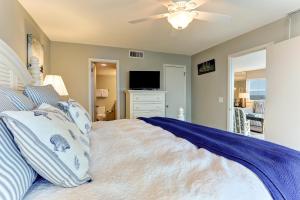 Ліжко або ліжка в номері 7th Floor Corner property on the top floor with easy beach access Exclusive fishing pier