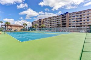 Теніс і / або сквош на території 7th Floor Corner property on the top floor with easy beach access Exclusive fishing pier або поблизу