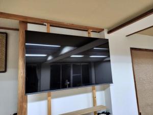 puertas de vidrio entreabiertas en una habitación en Tazawa Kogen Hotel, en Senboku 20 fotos más