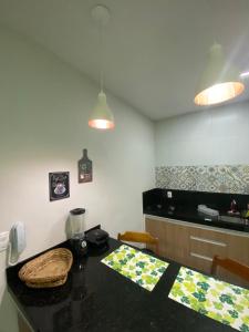 una cocina con una mesa y una encimera en Loft Dominguinhos, en Campina Grande