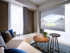 ES CON FIELD HOKKAIDO HOTEL Kitahiroshima Station的电视和/或娱乐中心