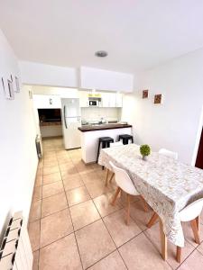 a kitchen and dining room with a table and chairs at Departamentos Echeverria in Río Gallegos