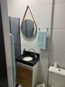un baño con lavabo y espejo en Loft Jackson do Pandeiro, en Campina Grande