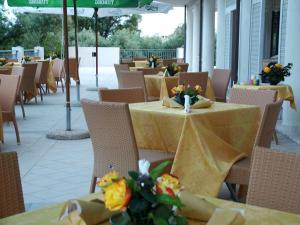 En restaurant eller et andet spisested på Elaia Garden Hotel