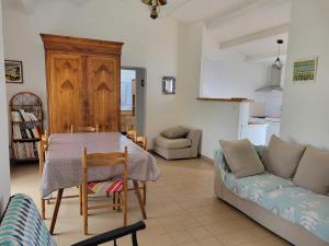 a living room with a table and a couch at Maison à La Guérinière, proche plage, pour 6 personnes avec wifi - FR-1-823-25 in La Guérinière +10 photos