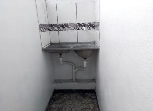 a bathroom with a sink in a wall at Ap espaçoso prox aeroporto in Manaus +3 photos