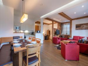 eine Küche und ein Wohnzimmer mit Tisch und Stühlen in der Unterkunft Alpine Apartment near Kaprun, cleaning included in Dürnberg