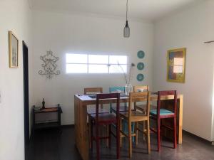 a dining room with a table and chairs at Centro Histórico Inolvidable Puebla in Puebla