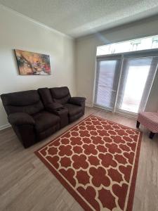Χώρος καθιστικού στο 1BR with Queen Bed and Recliner Couch Free Parking