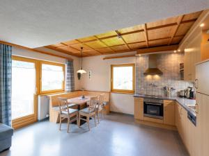 Η κουζίνα ή μικρή κουζίνα στο Apartment in Gaschurn near Ski Bus, cleaning included
