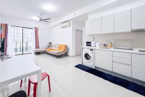 Η κουζίνα ή μικρή κουζίνα στο ICity Luxury Condo, 2bedroom - Free Parking, Netflix