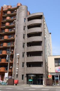 un edificio de talla con en Hotel Park Sendai 2, en Sendai