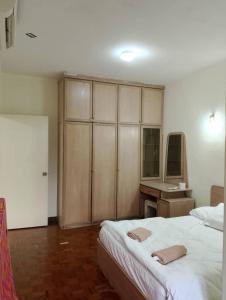 バトゥ・フェリンギにあるHome stay Bayu Emas Appartment, Batu Ferringhiのベッドルーム(白い大型ベッド1台、シンク付)