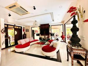 un ampio soggiorno con mobili rossi e bianchi di Green Villa Hồ Bơi riêng a Phan Thiet Altre 54 foto