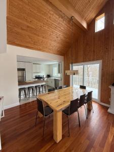 Η κουζίνα ή μικρή κουζίνα στο Chalet Mug House, accès au Lac-aux-Sables, SPA 4 saisons