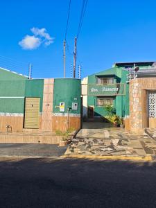 a green building on the side of a street at Residencial Samara in Rondonópolis +82 photos