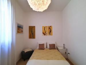 A bed or beds in a room at Belvilla by OYO PAN03 3 - Residenza Panorama