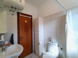 A bathroom at Belvilla by OYO PAN03 3 - Residenza Panorama