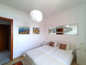 A bed or beds in a room at Belvilla by OYO PAN03 3 - Residenza Panorama