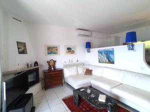 A seating area at Belvilla by OYO PAN03 3 - Residenza Panorama