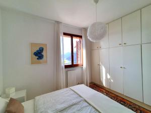 A bed or beds in a room at Belvilla by OYO PAN03 3 - Residenza Panorama