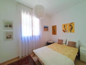 A bed or beds in a room at Belvilla by OYO PAN03 3 - Residenza Panorama