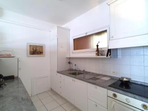A kitchen or kitchenette at Belvilla by OYO PAN03 3 - Residenza Panorama