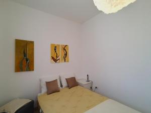 A bed or beds in a room at Belvilla by OYO PAN03 3 - Residenza Panorama