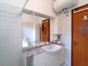 A bathroom at Belvilla by OYO PAN03 3 - Residenza Panorama