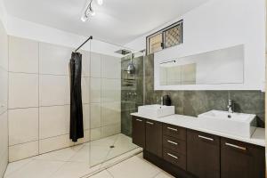Bilik mandi di 3-Bedroom Home Walk to Shops, Pubs and Restaurants! +13 gambar