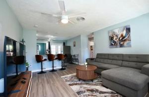 een woonkamer met een bank en een tafel bij Villa On The Ocean in Fort Pierce